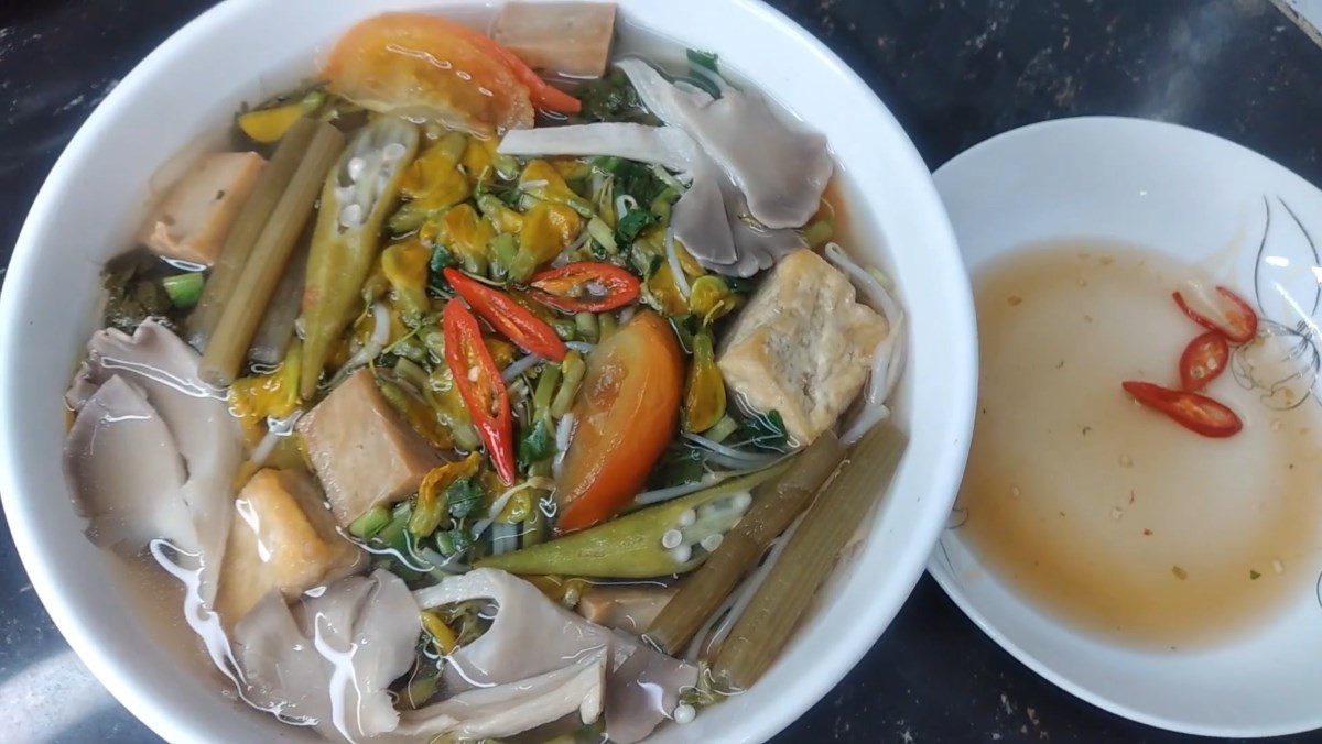 Vegetarian sour soup with water lily and mushrooms