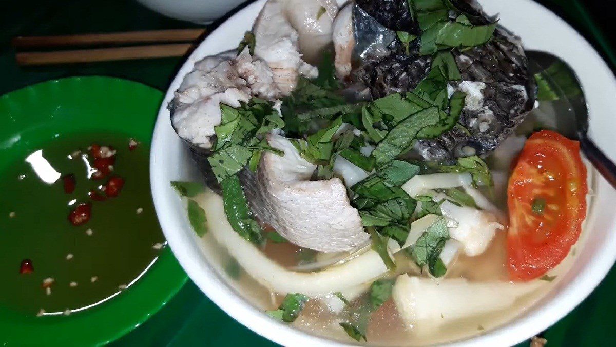 Sour soup with snakehead fish and bồn bồn