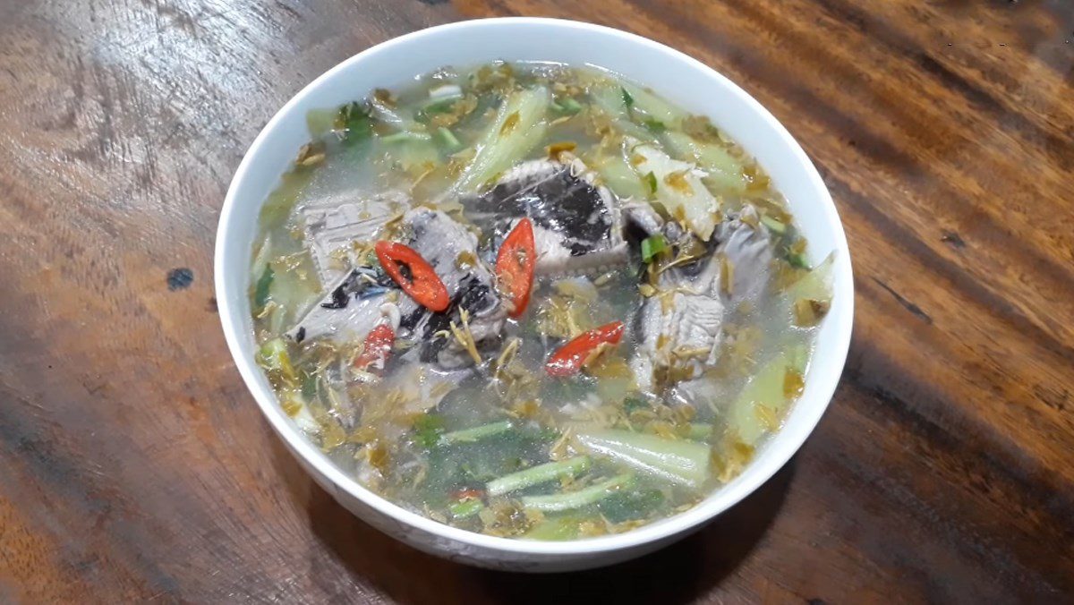 Sour soup with young tamarind leaves and stingray