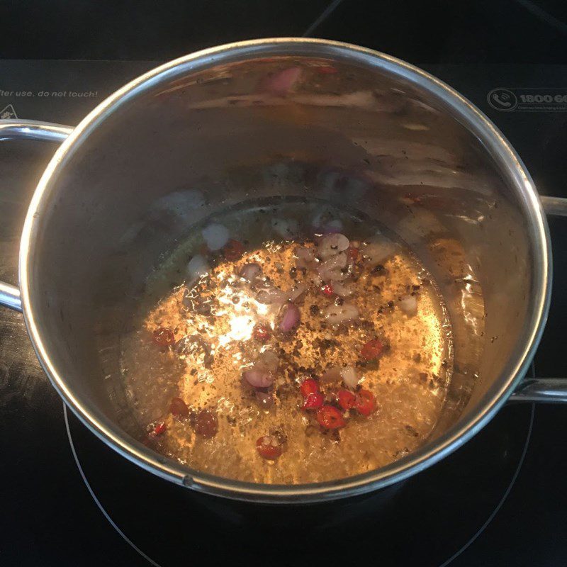 Step 3 Cook the fish Salmon head with pepper