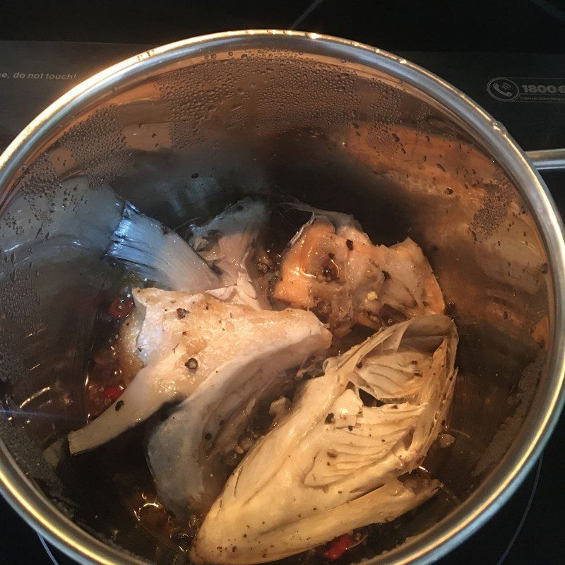 Step 3 Cook the fish Salmon head with pepper