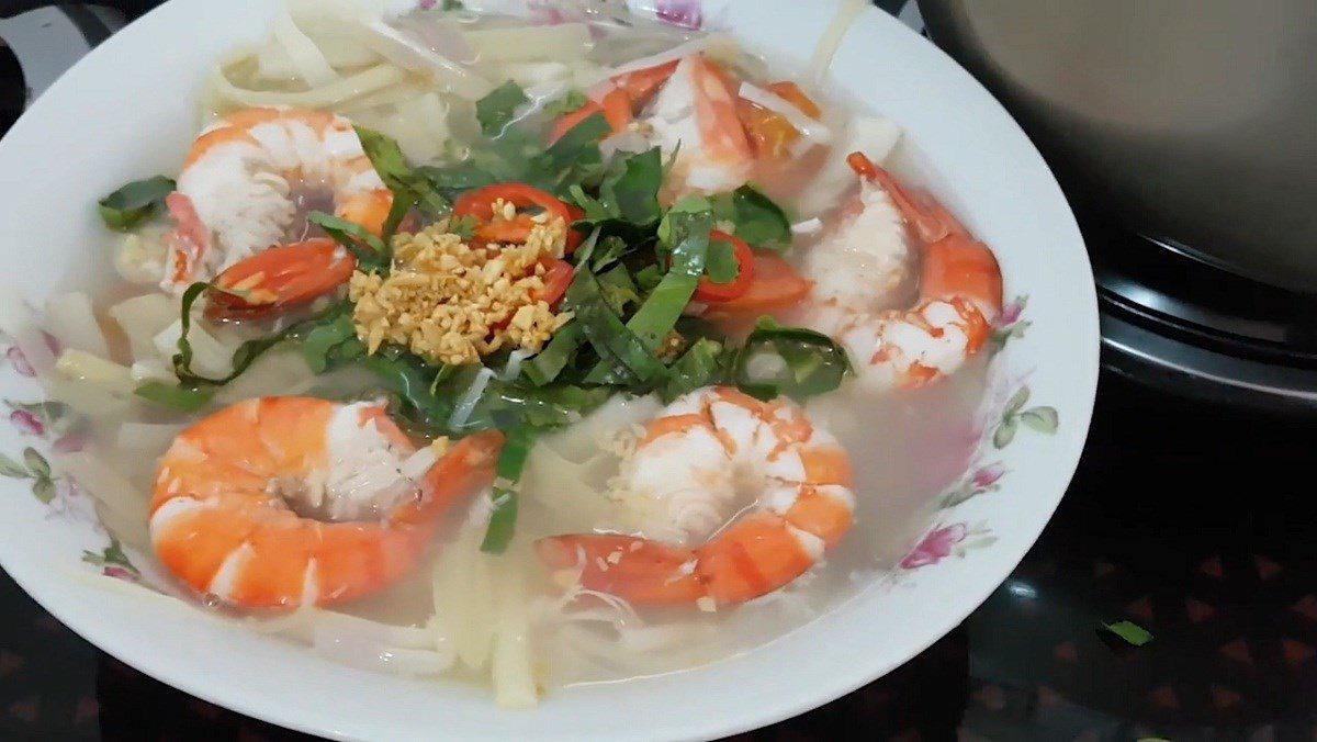 Sour Soup with Shrimp and Water Lily Stems