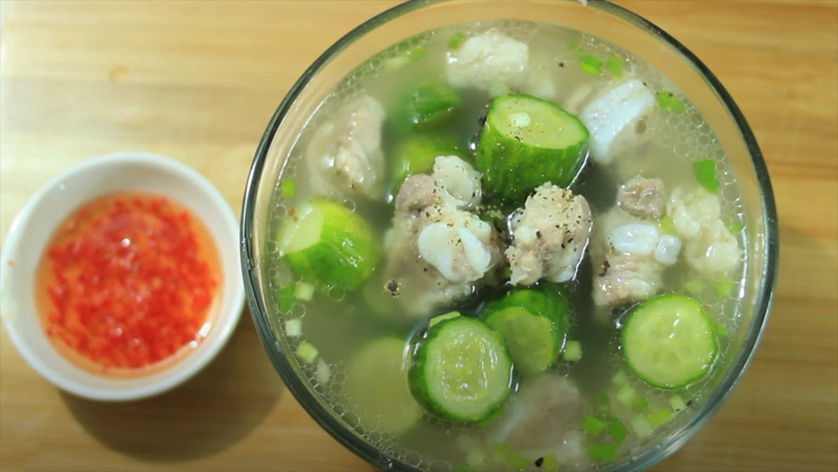 Cucumber soup with pork bones