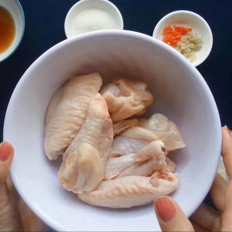 Step 1 Prepare and blanch the chicken wings Coca fried chicken wings