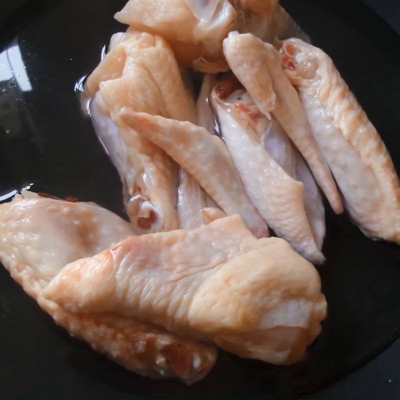 Step 1 Prepare and blanch the chicken wings Coca fried chicken wings