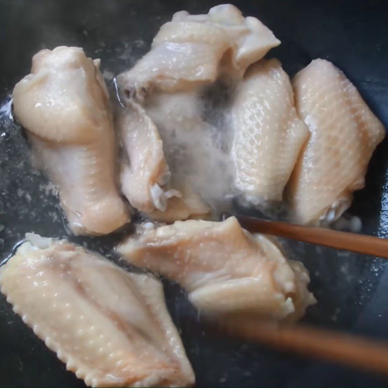 Step 1 Prepare and blanch chicken wings Fried chicken wings with coca