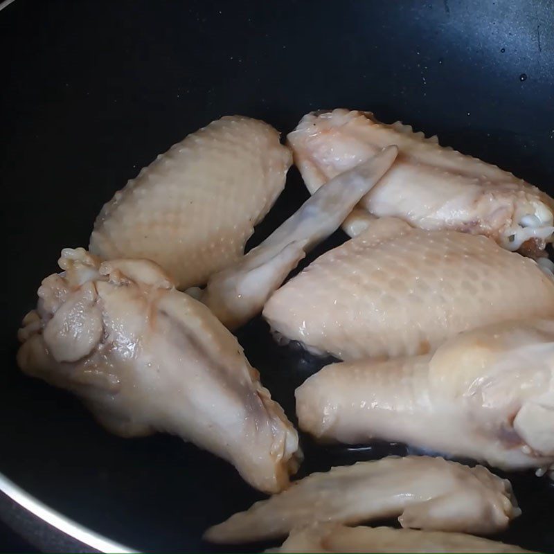 Step 2 Fry the chicken wings Fried chicken wings with coca