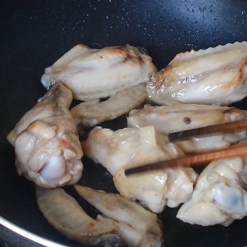 Step 2 Fry the chicken wings Fried chicken wings with coca