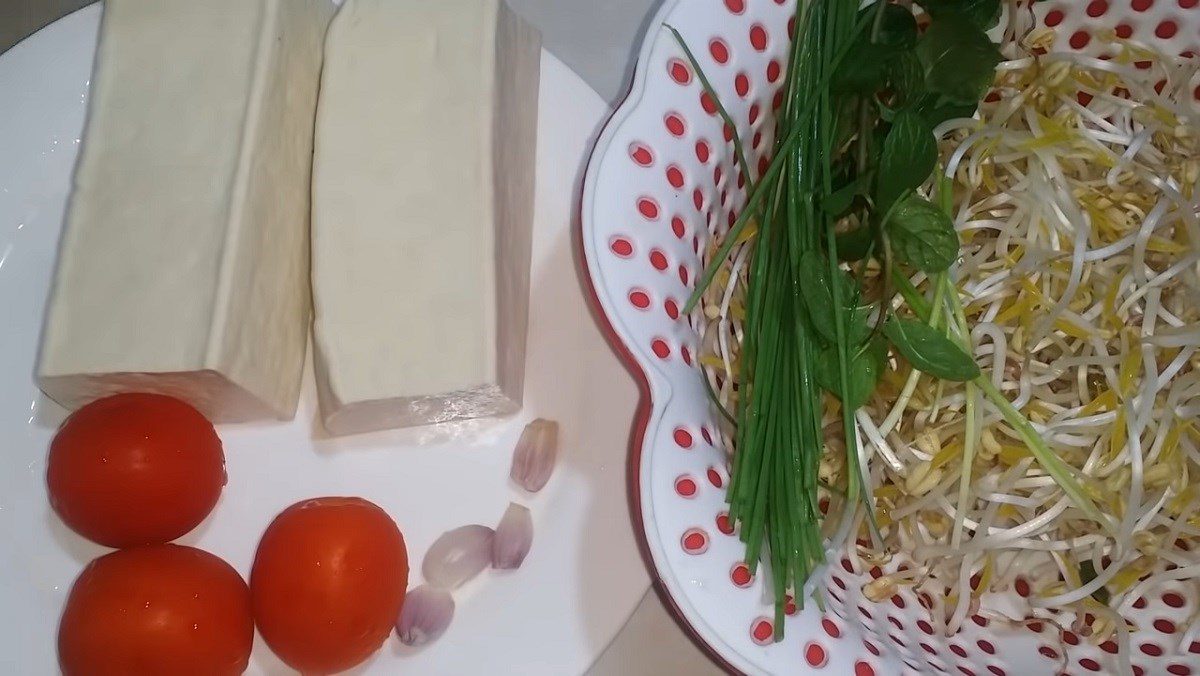 Ingredients for sour bean sprout soup