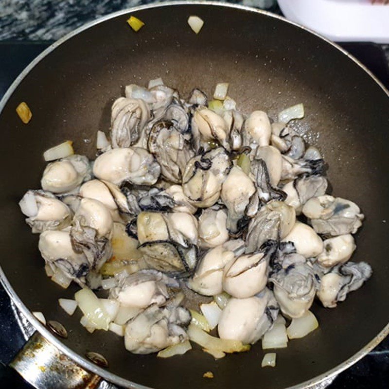 Step 2 Sauté the oysters for oyster soup cooked with gourd