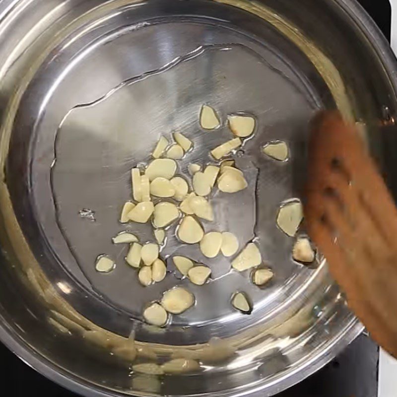 Step 2 Sauté the spices for spicy snail soup