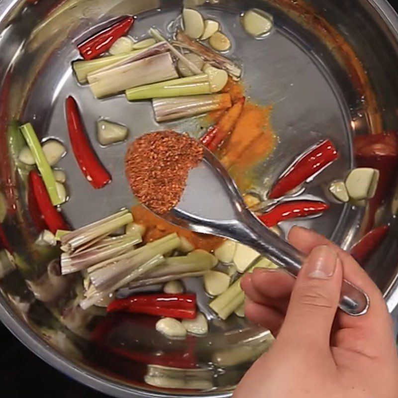 Step 2 Sauté the spices for spicy snail soup