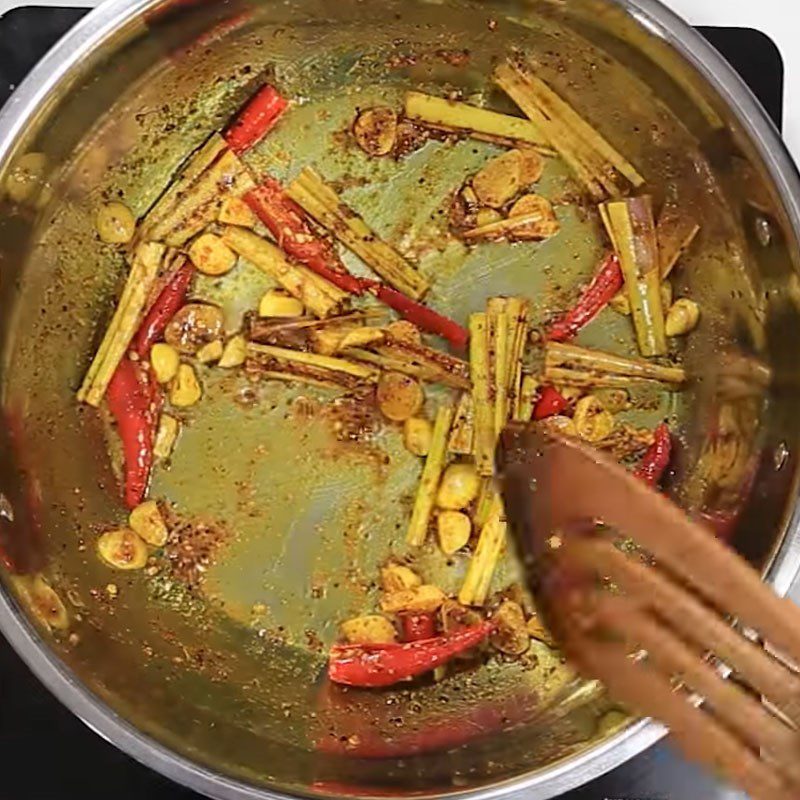 Step 2 Sauté the spices for spicy snail soup