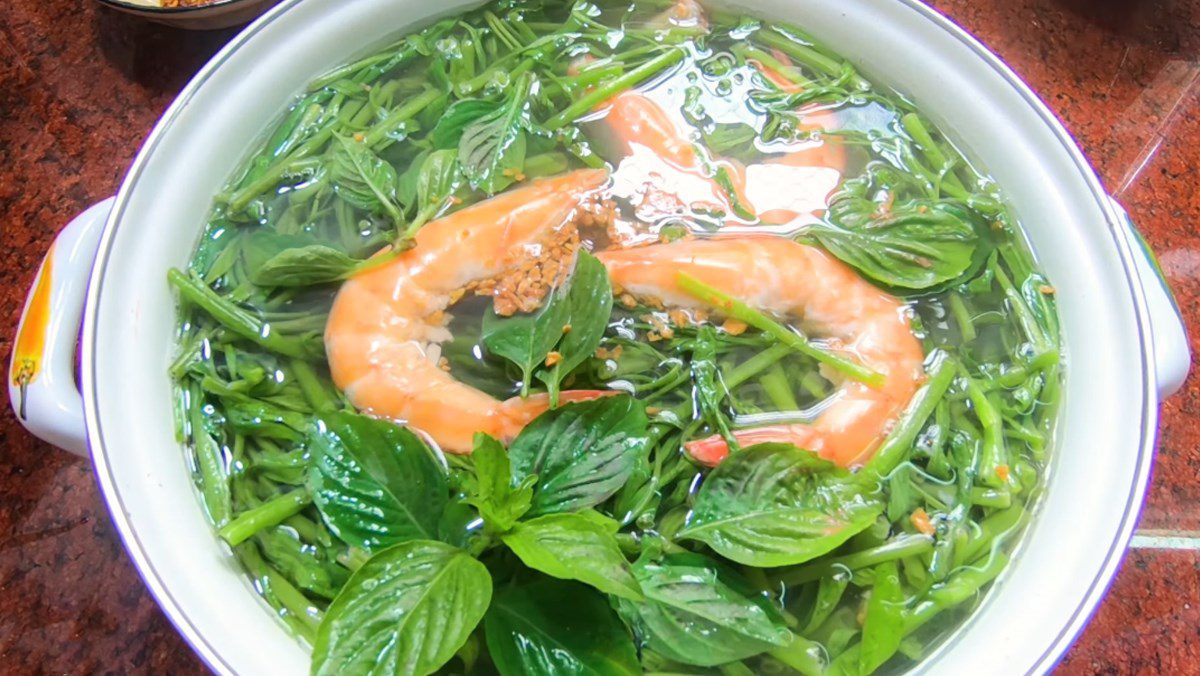 Sour shrimp water spinach soup