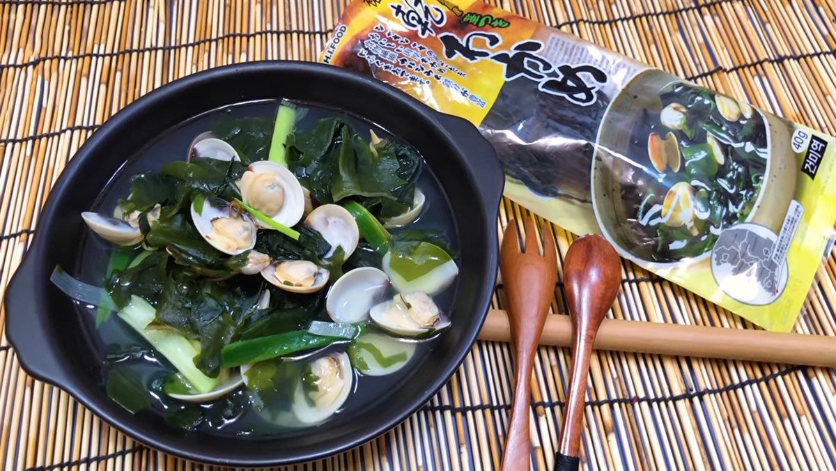 Seaweed soup with clams