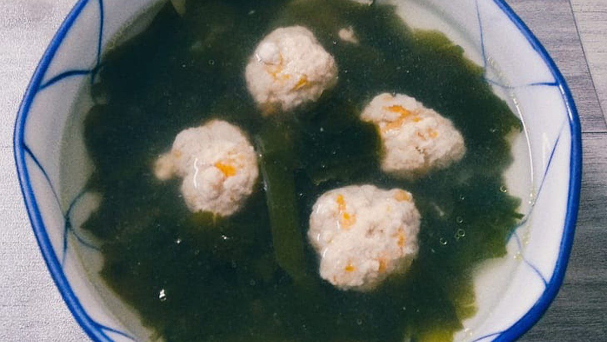 Fresh Shrimp Seaweed Soup with Shrimp Balls