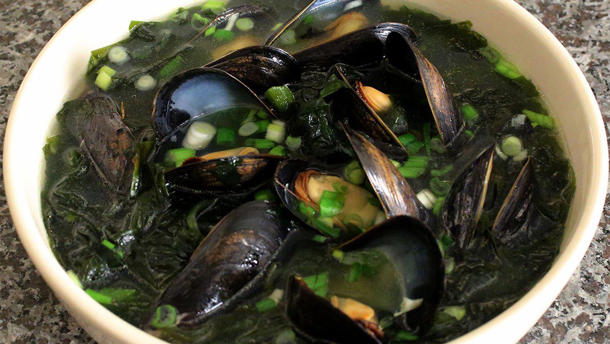 Seaweed Soup Cooked with Mussels