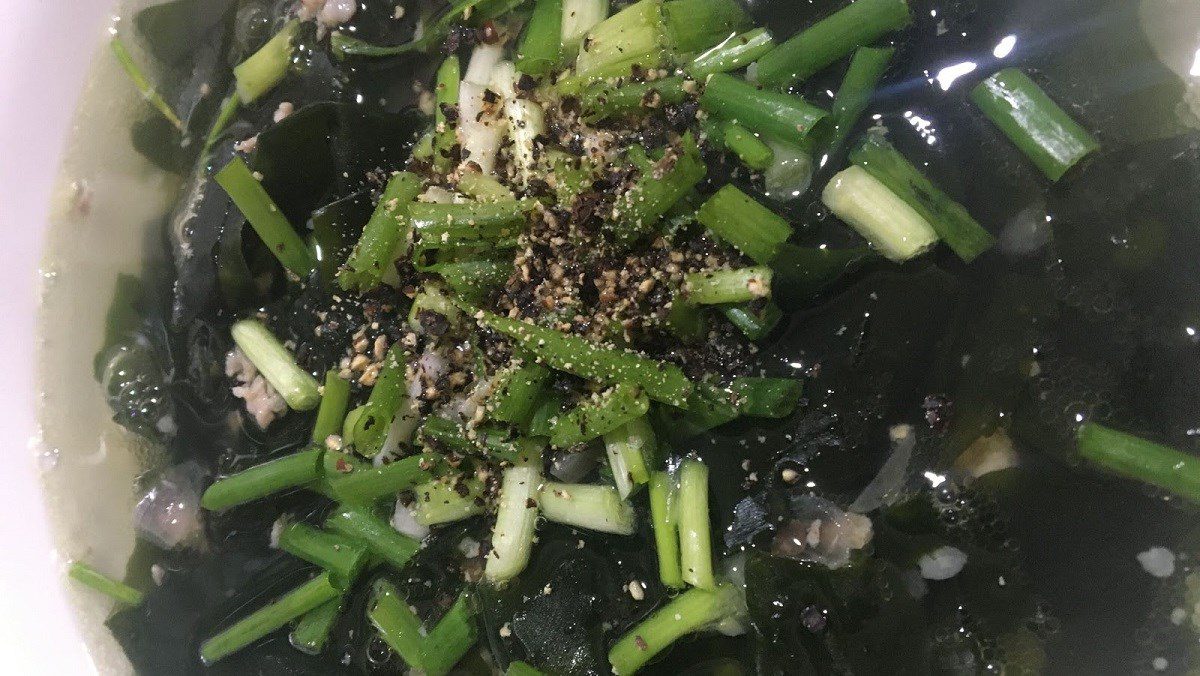 Seaweed soup with minced pork