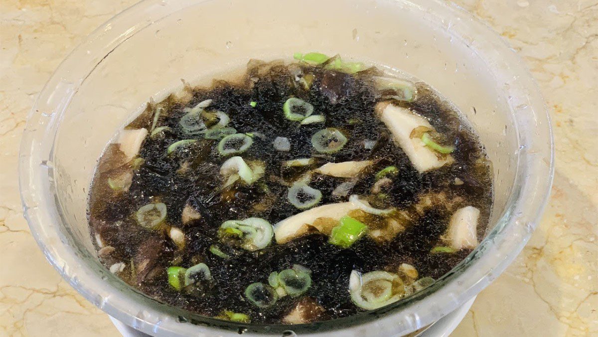 Seaweed soup with minced beef