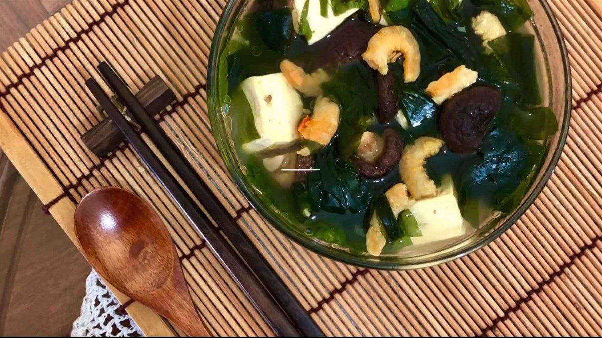 Seaweed soup with dried shrimp