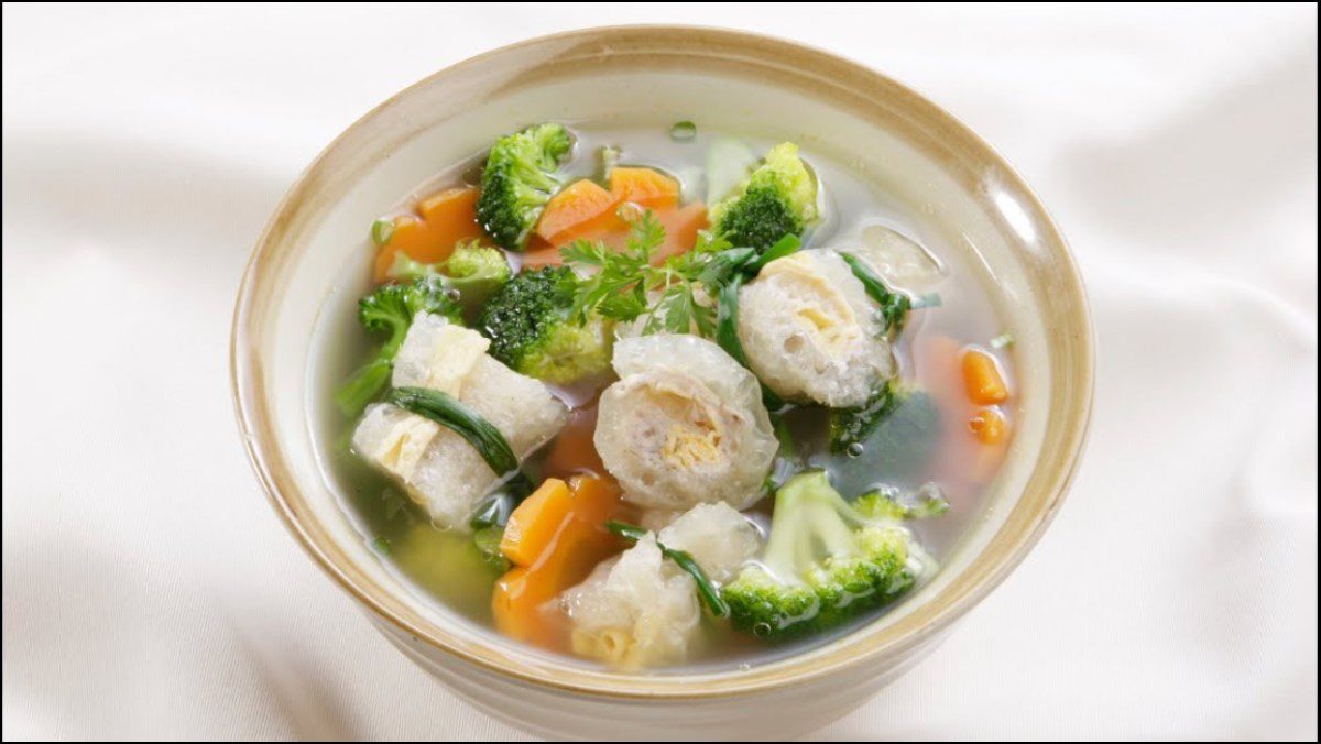 Broccoli Soup with Meatballs