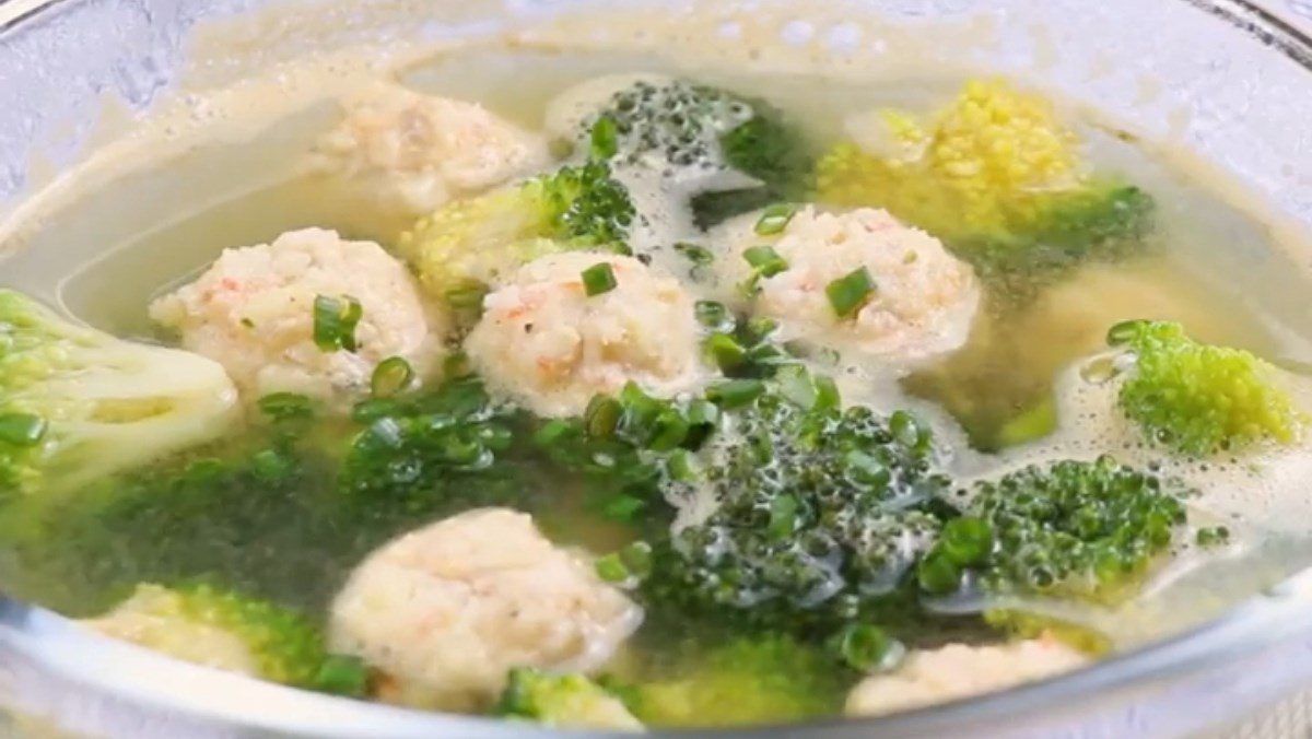 Cauliflower soup with shrimp and lotus seed balls