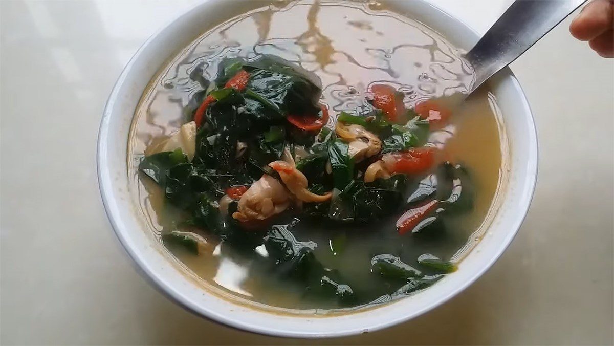 Clam soup with water spinach and tomatoes