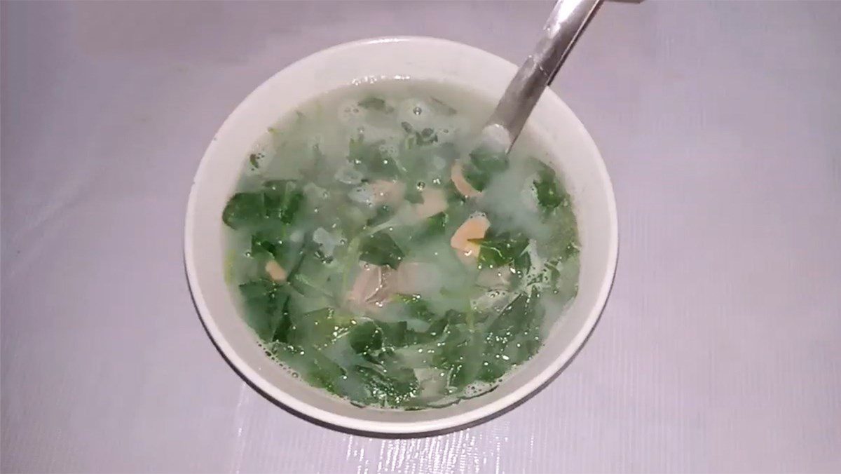 Clam soup with water spinach