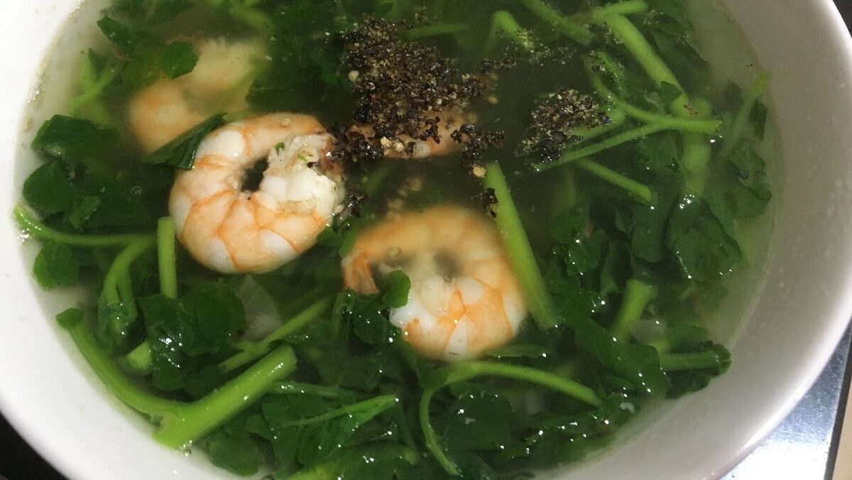 Watercress soup with fresh shrimp