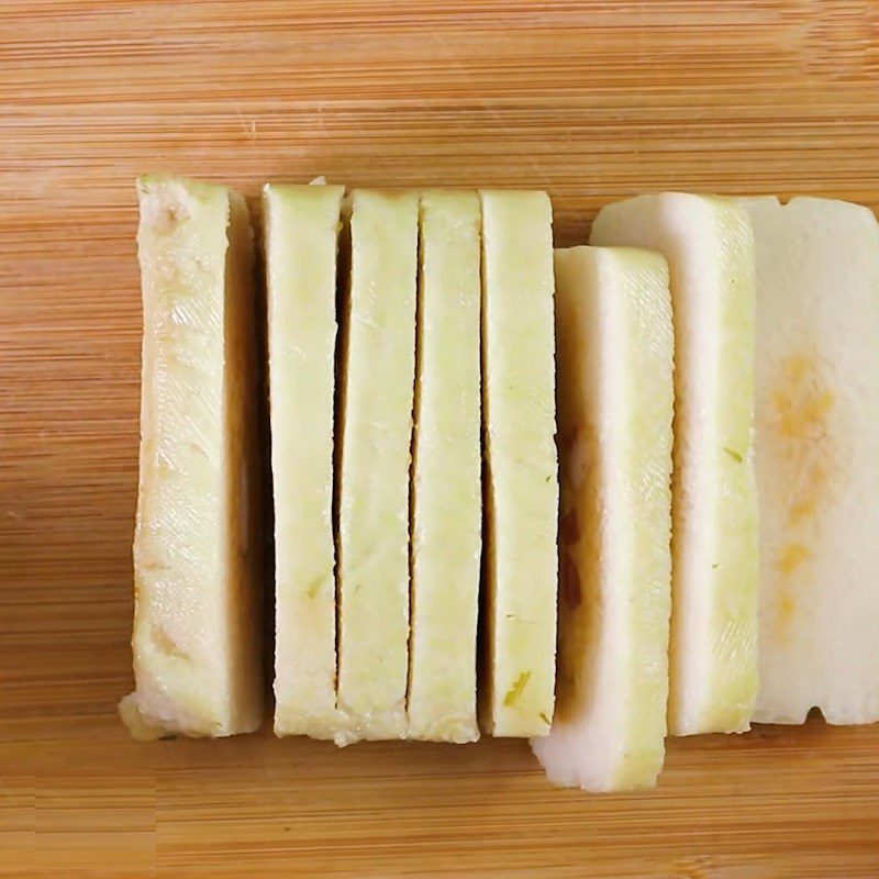 Step 1 Cutting bánh chưng Fried bánh chưng (bánh tét) in water