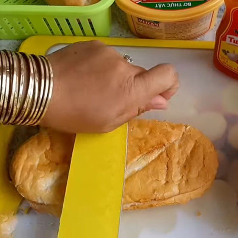 Step 1 Cut the bread for the dry beef satay toasted bread