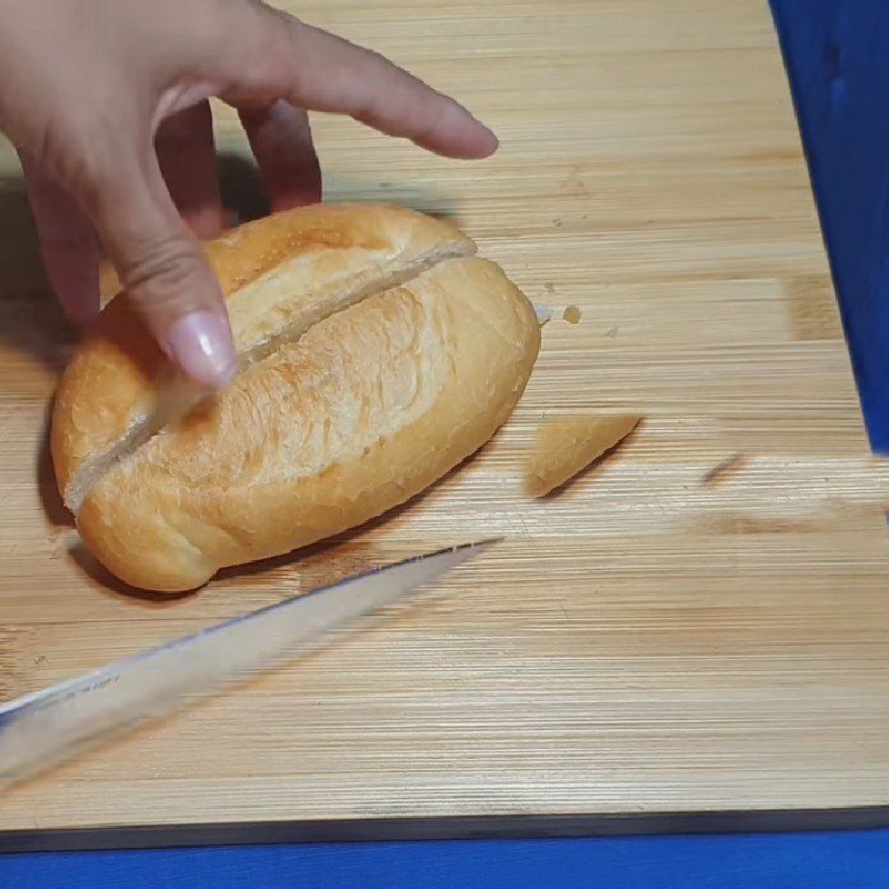 Step 1 Cut the bread Vegetarian Pork Fat with Sweet Sauce