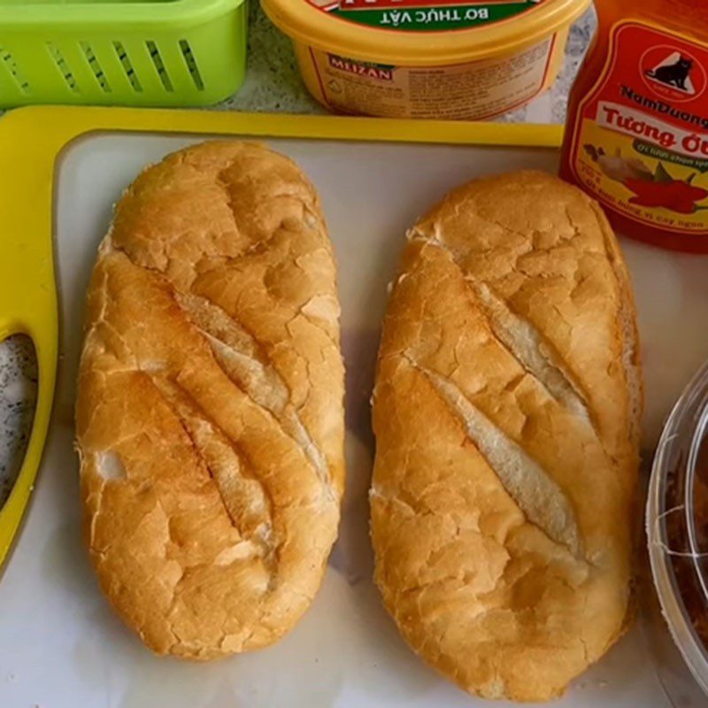 Step 1 Cut the bread for the dry beef satay toasted bread