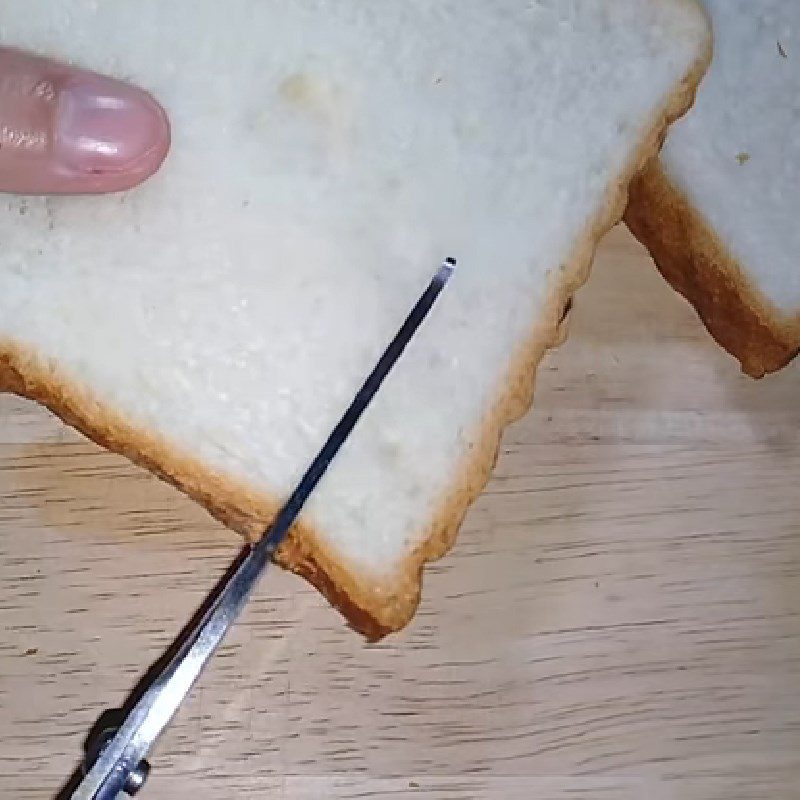 Step 1 Cut the bread for Crispy Vegetarian Fried Pork Fat