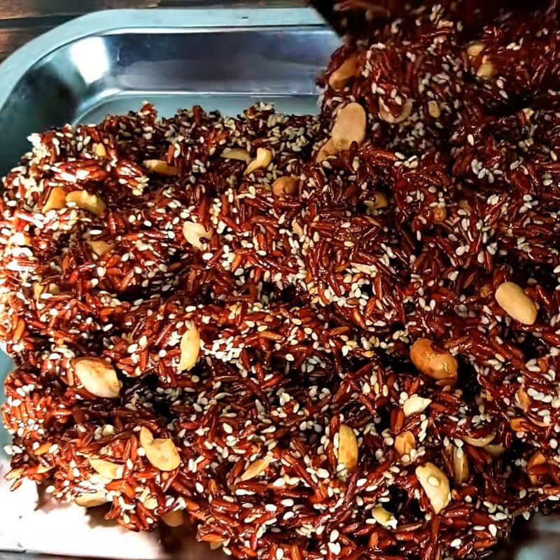 Step 5 Cut the candy Brown rice candy with sesame