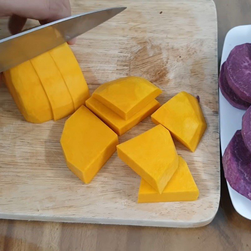 Step 1 Cut the sweet potatoes and pumpkin Pumpkin sweet soup