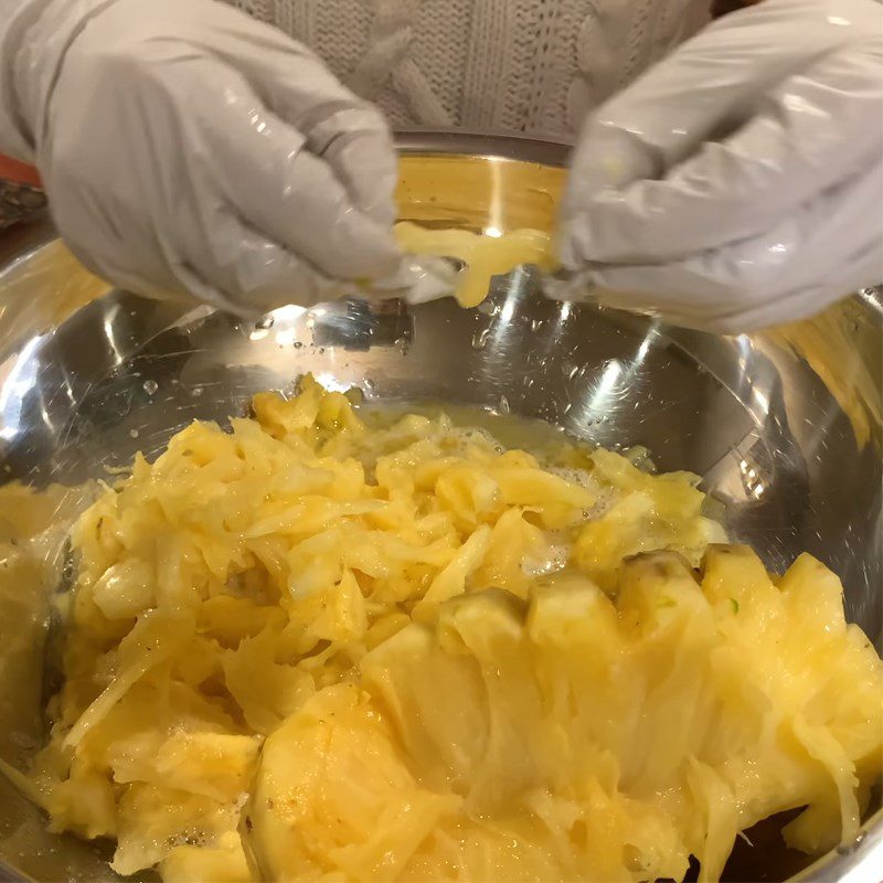 Step 1 Cut the pineapple for Mai Flower Cake with Pineapple Filling