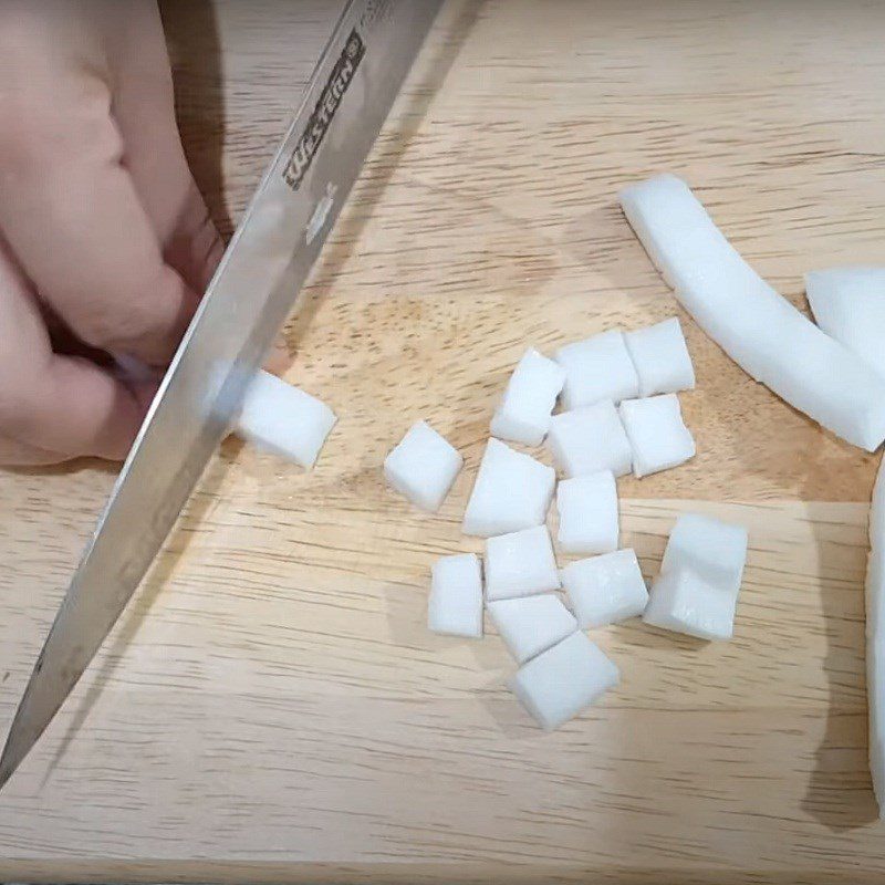 Step 1 Chop the coconut Coconut-filled tapioca dessert