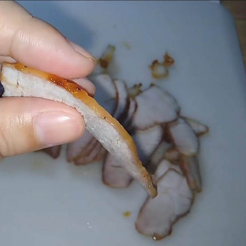 Step 4 Cut the pork skin for the braised pork rolls