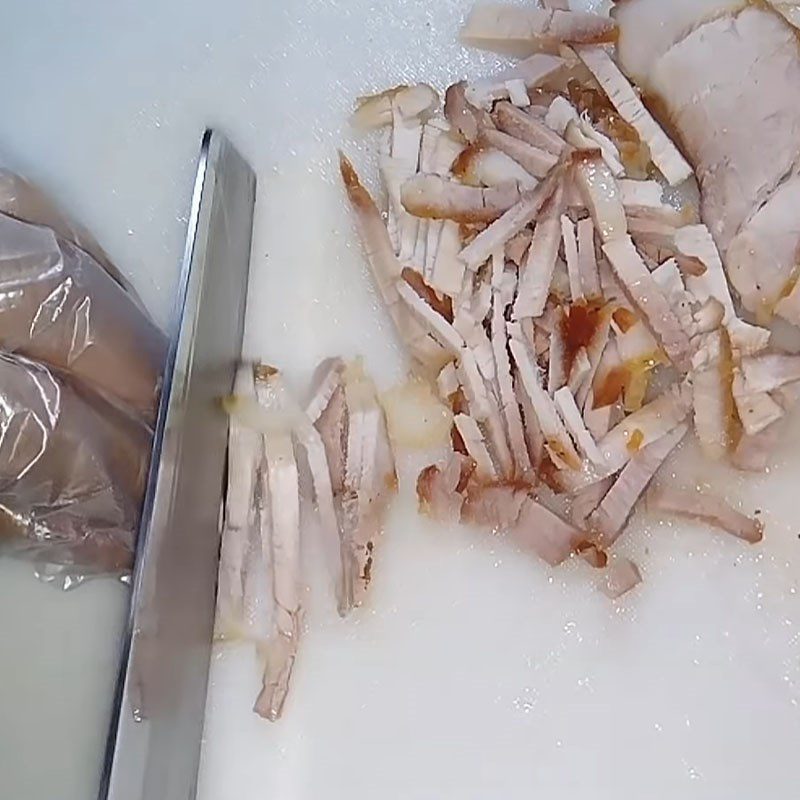 Step 4 Cut the pork skin for the braised pork rolls