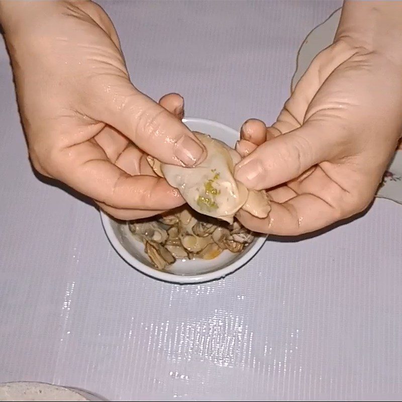 Step 3 Cut the clams for the soup with water spinach