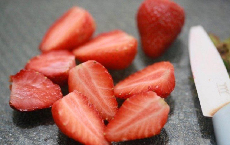 Step 2 Cutting Detox strawberry fruits