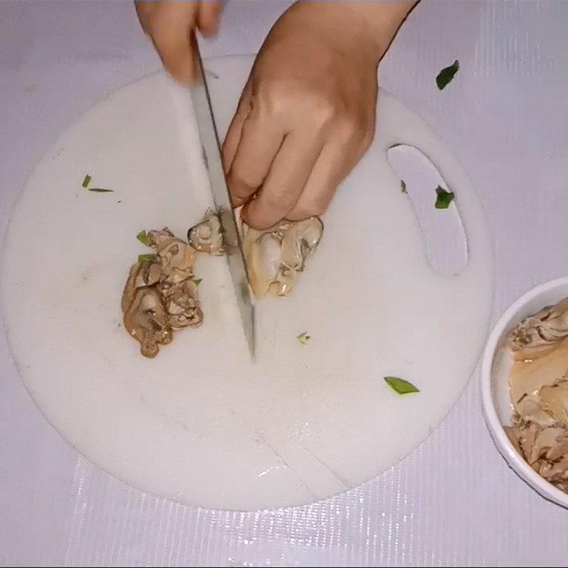 Step 3 Cut the clams for the soup with water spinach