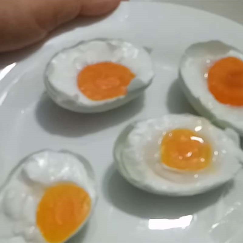 Step 4 Cut the eggs Salted egg porridge