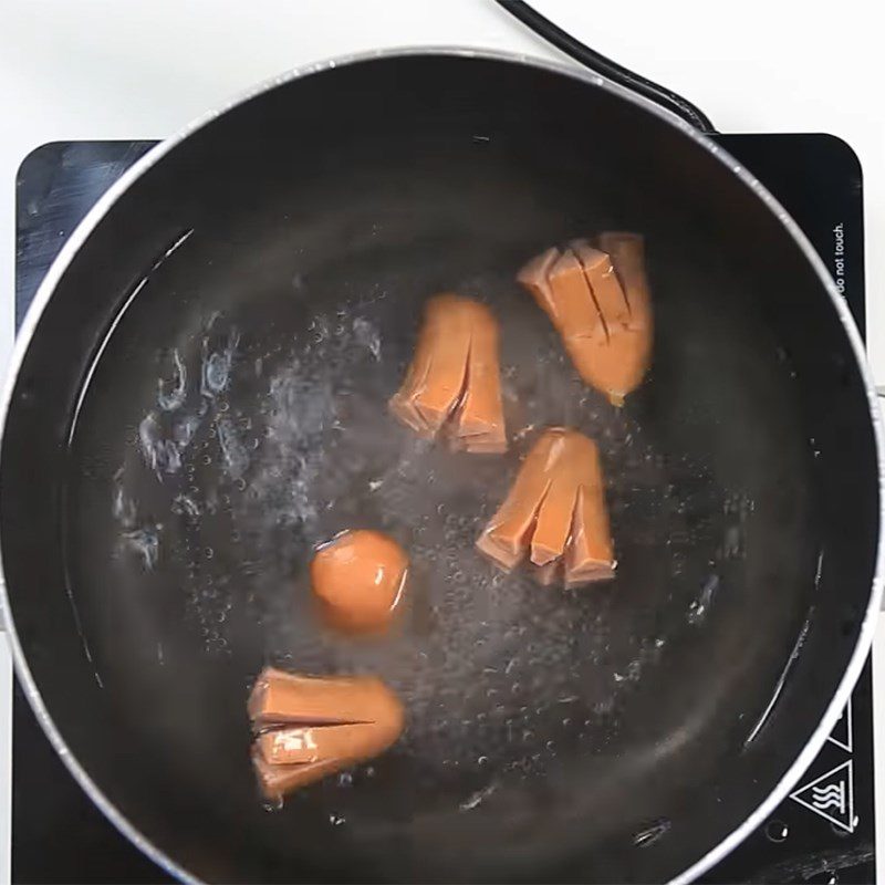 Step 1 Cut and boil the sausage Cheese powder octopus sausage