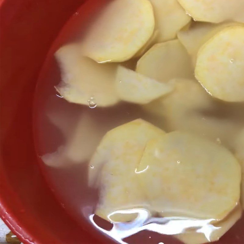 Step 2 Cut and soak sweet potato for sweet potato chips