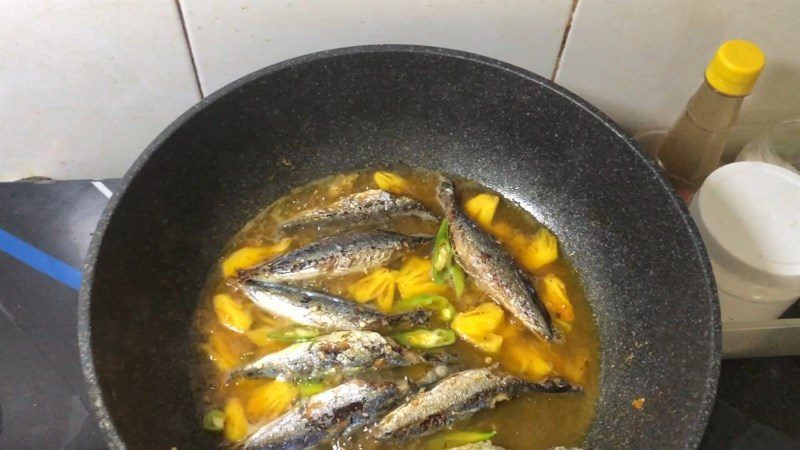 Fried mackerel with pineapple (fragrant)