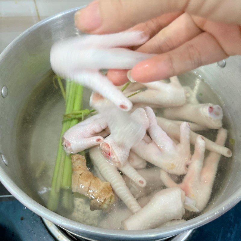 Step 2 Blanching chicken feet Chicken feet with green pepper sauce