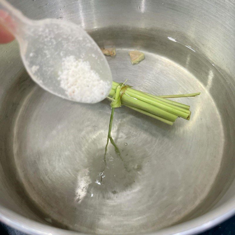 Step 2 Blanching chicken feet Chicken feet with green pepper sauce