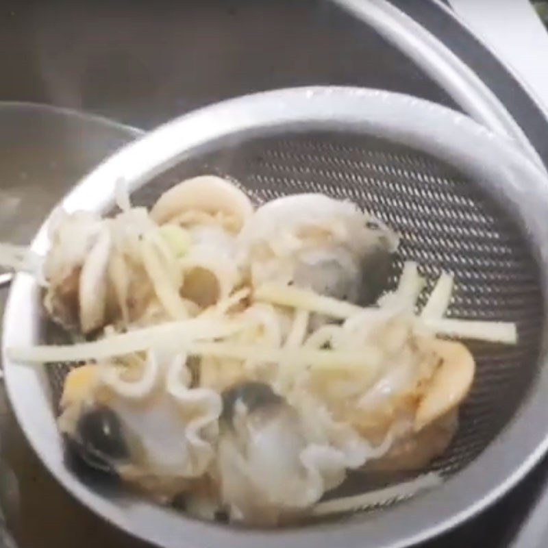 Step 2 Blanch the ingredients Stir-fried scallops with broccoli